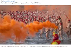 迎接南半球冬至 澳洲1500人集体裸泳图片