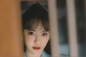 刘萌萌-门扉之间图片