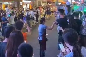 广东一夜市小吃摊出摊，摊贩如走红毯引食客迎接图片