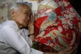 96岁越南老人，抱日本丈夫遗留衣物睡60年，儿子对此恨骂不绝图片