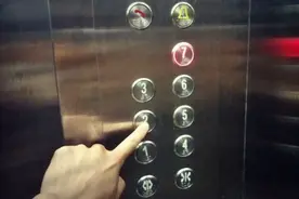 傻眼！市区一小区竟有人用脚按电梯按钮图片