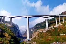 亚洲第一高墩大桥，中国赫章特大桥主墩高达195米图片