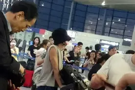 华晨宇穿背心大裤衩，还有5cm增高拖鞋，网友：这样能看见路吗图片