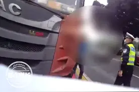 货车涉嫌超载被拦，民警拉开货车门帘，里面竟坐着6个人图片