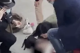 疫情期间，女医生摘口罩为陌生男子人工呼吸，声称：情况紧急，只想把他救活图片