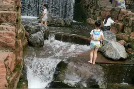 清溪如龙穿古街 戏水放歌慢生活图片