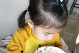 章子怡女儿胆子大，与蛇亲密接触表情好奇，网友：娘俩都是女汉子图片