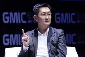 他白手起家，身价高达1500亿，还娶了小自己19岁的清华女学霸为妻图片