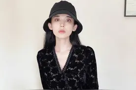 娜扎别再瘦了，穿黑色上衣搭牛仔短裤晒素颜，黑眼圈明显肤色白皙图片