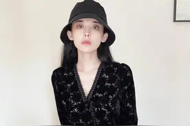 娜扎别再瘦了，穿黑色上衣搭牛仔短裤晒素颜，黑眼圈明显肤色白皙图片