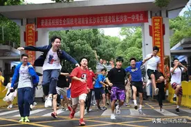 高考结束后，学霸选择“放飞”自我，结局让他抱憾终身!图片