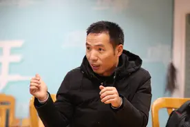 女孩翻窗被困6楼外墙，三轮托举接力化险为夷图片