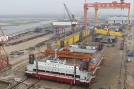 中国大山里养5亿只鸡，竟引起联合国的关注，如今多国纷纷效仿图片