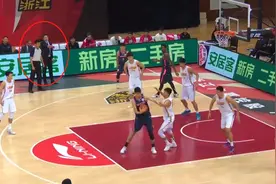 李春江：任骏飞走步了！裁判：把嘴给我闭上！球迷：这都不吹？图片