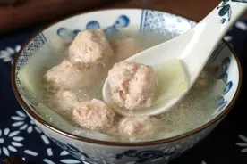 汆丸子好吃有诀窍，饭店大厨分享不外传秘方，汤鲜味美饱满多汁图片