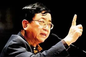 余秋雨到底啥水平？易中天对他评价不留情面，金庸却拿鲁迅跟他比图片