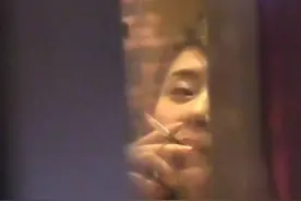 马伊琍与海清抽烟被拍，姿势熟练胜老烟枪，心情好转疑度过低落期图片