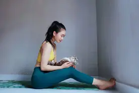 玉龙雪山打卡练瑜伽，健身达人邹猫，还是有灵动活力的运动女孩图片