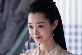 宋轶才是娱乐圈的“白雪公主”？给手肘涂身体乳，真实肤色太亮了图片
