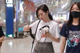 张靓颖真会穿，白色印花T恤+长裤清丽减龄，这腿长真让人羡慕图片