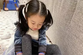 陈赫首晒4岁女儿安安照片，一双鞋子就上万，网友：好阔气图片