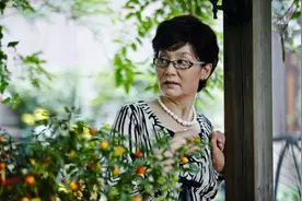 66岁潘虹老得真优雅，穿衣不扮嫩也不显老，值得“奶奶辈”借鉴图片