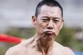 张丰毅健身30年 拍人民的名义间隙倒立行走 扳手腕秒杀黄轩图片