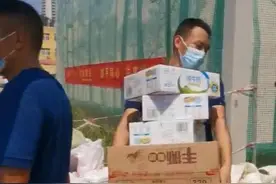 连续7天捐赠救援队物资的郑州姑娘，这些“蓝朋友”想送你一封感谢信图片