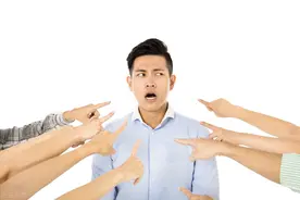 13岁女孩跳楼，妈妈归咎作业太多，这样的悲剧何以不断重演图片