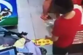 大妈狠掐婴儿车内的孩子致其脚皮剥落 局部红肿 大妈被拘留图片