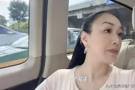 50岁钟丽缇依旧少女，穿粉衣化大红眼线，三个女儿也越长越美图片