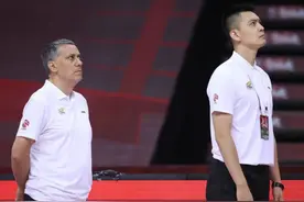 一日两消息，辽宁男篮续约马丁内斯，国产传奇教头下课前途未卜。图片