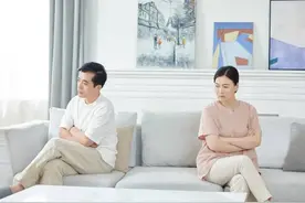 中年夫妻：有事说事，没事各忙各的图片