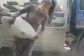 号称1天背2000袋水泥，开直播卖惨骗同情，驾豪车被揭穿人设崩塌图片