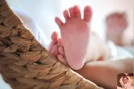 新生宝宝的小脚丫到底是穿脚套好，还是袜子好？这篇文章给你答案图片