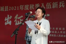 安徽蒙城：县长亲自欢送新兵启程图片
