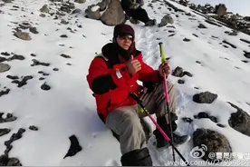 他双目失明 是第一个独自登上非洲最高峰乞力马扎罗山的盲人图片