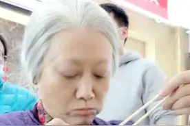 65岁王丽云接地气！化老年妆皮肤仍紧致，与前夫离婚后还常聚会图片