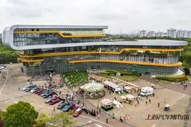 打开后备箱，一秒变摊位！在上海汽车博物馆体验不一样的潮玩集市图片