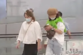 真没离婚？张亮录节目妻子寇静陪同跟随，机场汇合乘车一起回家图片