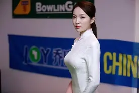 28岁美女台球裁判，穿旗袍秀出身材曲线，迷人身材惹人眼图片