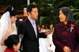 儿媳和女儿同时坐月子，你会照顾谁？婆婆仅用3个字回答，很机智图片