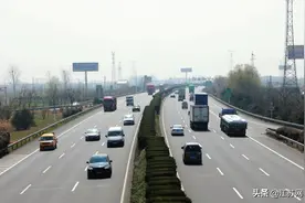 江苏盐城：飓风行动曝光！苏E大客车，高速上“跛脚”低速行驶，盐城交警喊话靠边后，司机竟说图片