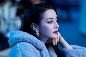 迪丽热巴坐观众席被偷拍，关掉10级滤镜后，还是你白月光吗？图片
