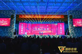 党旗飘扬！空军某试训基地某部举办“颂歌献给党”歌咏比赛图片