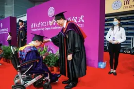 清华校长为他拨穗并俯身合影，玉溪“轮椅学子”博士毕业啦图片