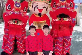 林志颖发文庆新年送祝福，Kimi完美侧颜抢镜，和爸爸如出一辙图片