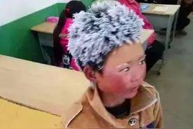 2年前，那个满头冰花、脸蛋冻伤也要上学的男孩，现在怎样了？图片