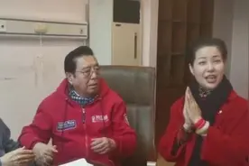 李双江夫妇现身医院，梦鸽满手饰品贵气足，网友却问儿子近况图片