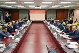 宜兴市委书记封晓春、市长陈寿彬率党政代表团来校考察交流图片